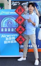 修杰楷化身一日店長為駕駛精神加油打氣。（記者邱榮吉/攝影）