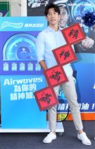 修杰楷化身一日店長為駕駛精神加油打氣。（記者邱榮吉/攝影）