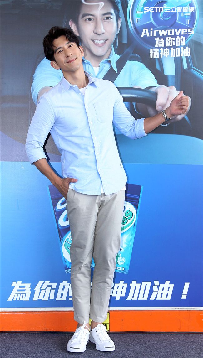 修杰楷化身一日店長為駕駛精神加油打氣。（記者邱榮吉/攝影）