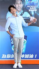 修杰楷化身一日店長為駕駛精神加油打氣。（記者邱榮吉/攝影）