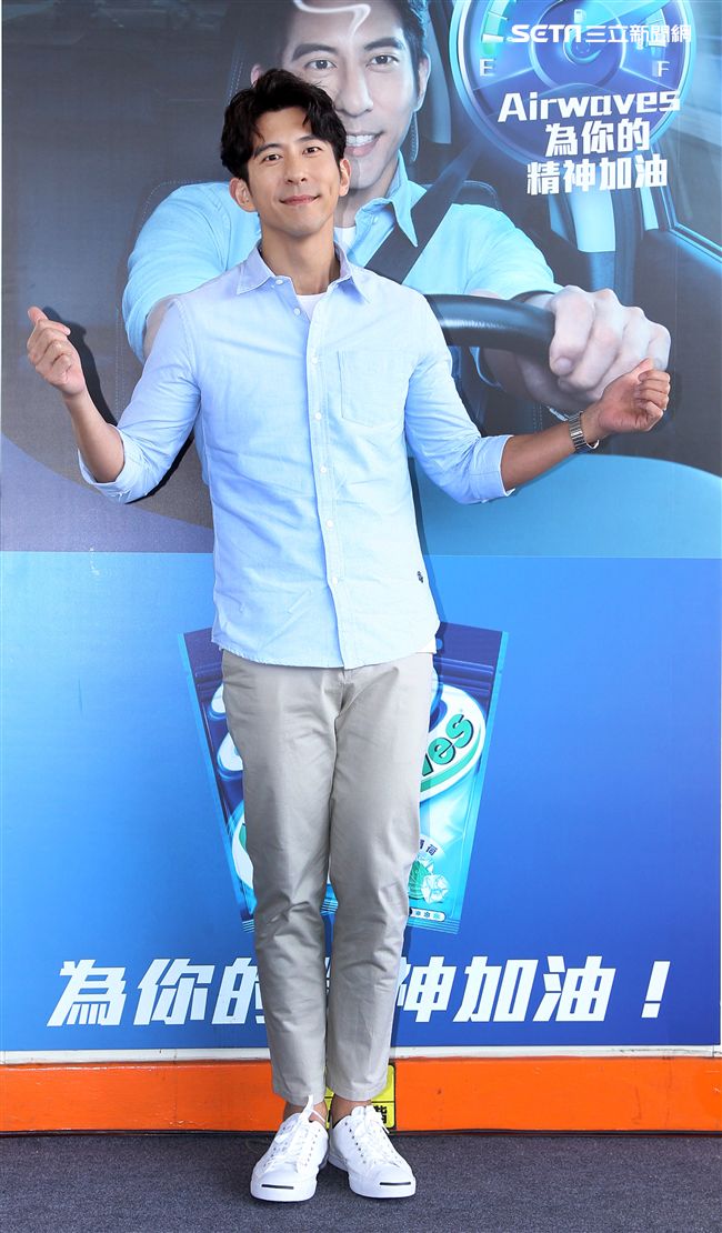 修杰楷化身一日店長為駕駛精神加油打氣。（記者邱榮吉/攝影）