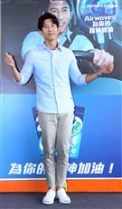 修杰楷化身一日店長為駕駛精神加油打氣。（記者邱榮吉/攝影）