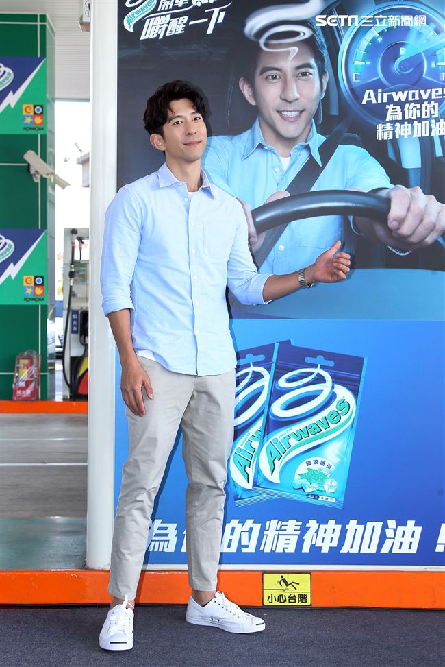 修杰楷化身一日店長為駕駛精神加油打氣。（記者邱榮吉/攝影）