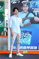 修杰楷化身一日店長為駕駛精神加油打氣。（記者邱榮吉/攝影）