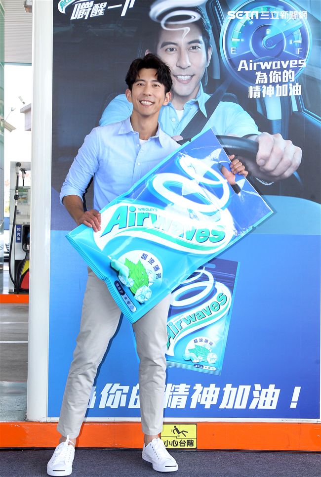 修杰楷化身一日店長為駕駛精神加油打氣。（記者邱榮吉/攝影）