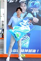 修杰楷化身一日店長為駕駛精神加油打氣。（記者邱榮吉/攝影）