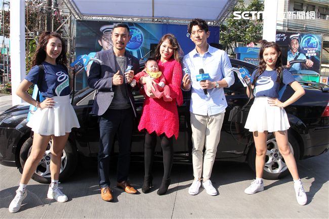 修杰楷化身一日店長為駕駛精神加油打氣。（記者邱榮吉/攝影）