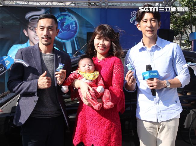 修杰楷化身一日店長為駕駛精神加油打氣。（記者邱榮吉/攝影）