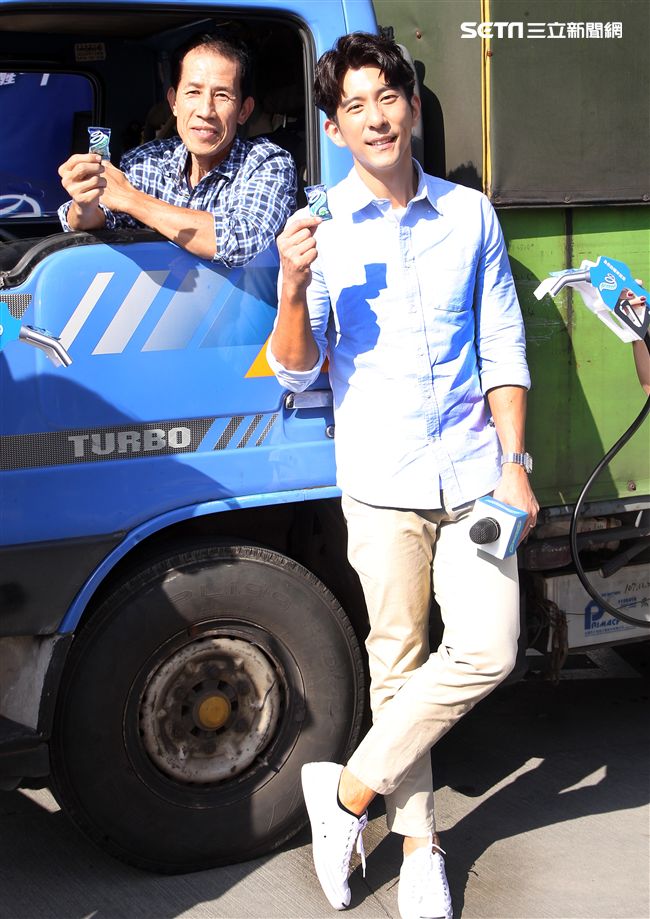 修杰楷化身一日店長為駕駛精神加油打氣。（記者邱榮吉/攝影）