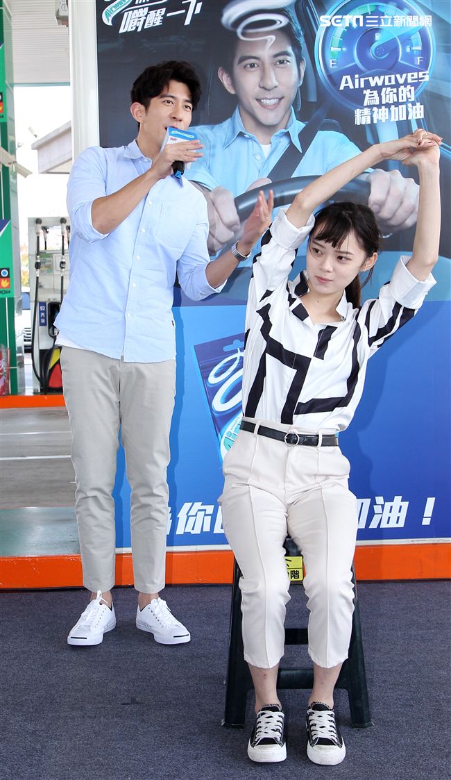 修杰楷化身一日店長為駕駛精神加油打氣。（記者邱榮吉/攝影）