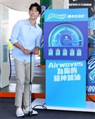 修杰楷化身一日店長為駕駛精神加油打氣。（記者邱榮吉/攝影）