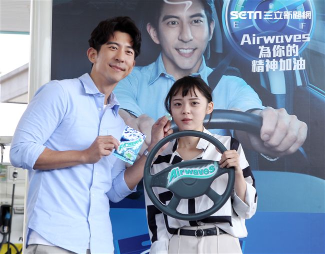 修杰楷化身一日店長為駕駛精神加油打氣。（記者邱榮吉/攝影）