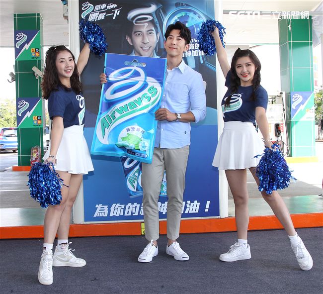 修杰楷化身一日店長為駕駛精神加油打氣。（記者邱榮吉/攝影）