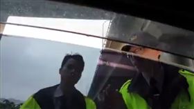 台北,臨檢,強制,妨害自由,證件。翻攝自臉書