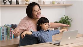 外語能力好，未來能擁有比他人更多的機會與世界接軌，台灣人熱衷「學英文」，因此家長讓孩子從幼稚園開始上幼兒美語，創造優質的語言環境，一點一滴的累積單字和語感，希望某天能和歐美人士侃侃而談。藝人鍾欣凌結婚近9年、育有兩女，一家四口過的幸福美滿，令人稱羨！她近期受訪分享親子教育趣事，除了直言寶貝女兒有點悶騷之外，也得意自己送大女兒兔寶一生受用的「完美大禮」坦言希望孩子開口烙英文！