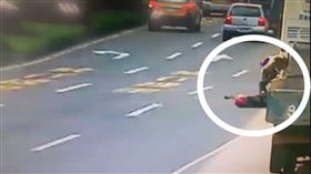 台北,松山,機車騎士,遊覽車,車禍,車尾,保險桿。翻攝畫面