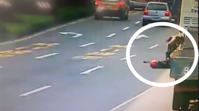 沒看路？男騎車疑不專心　直撞遊覽車