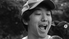 嗜蟲成痴超獵奇！日男從小狂嗑昆蟲…性幻想對象是「蟑螂」（圖／翻攝自y.shino.earth Instagram）