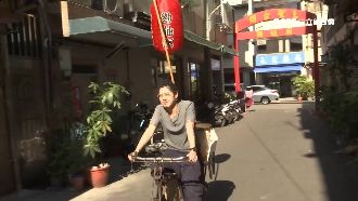 「型男」賣油飯正夯！婆媽暴動搶合照