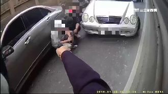 駕駛拒檢逆向狂飆！警霸氣掏槍逮人