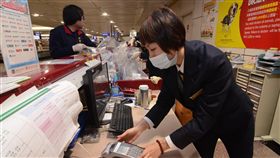 防非洲豬瘟  外國人違法帶肉未繳罰鍰禁入境防範非洲豬瘟入侵，自25日起外國人如果違規攜帶疫區肉品入境，未繳交新台幣20萬元罰鍰，將禁止入境。中央社記者邱俊欽桃園機場攝  108年1月25日