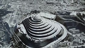 委內瑞拉首都卡拉卡斯有一棟被詛咒的大樓，以螺旋造型命名，原本是一座設計用來繁榮經濟的購物商場，卻因為設計團隊破產，由委內瑞拉政府接手，移入國家情報局，祕密關押刑事犯和政治犯。當初大樓的主要設計師不僅破產，最後更罹患精神病，就連委國前總統查維茲也親口說出，螺旋大廈受到詛咒。（圖／翻攝自@ Furmadamadam推特）