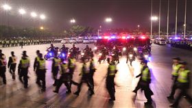 廣州警方大掃蕩成果差  網民：經濟不景氣中國大陸廣州市警方19日夜間出動上千名警察與多輛警車在白雲區進行黃賭大掃蕩，逮捕83名嫌犯，繳獲賭資人民幣近5萬元，事後引發網民嘲諷經濟也太不景氣了。（取自廣州市公安局官網）中央社  107年10月23日