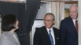 蔡總統出訪太平洋友邦　過境夏威夷總統蔡英文（左）28日啟程訪問太平洋友邦馬紹爾群島、吐瓦魯及索羅門群島，去程過境美國夏威夷，美國在台協會主席莫健（James F. Moriarty）（右）與駐美大使高碩泰（中）前往接機。中央社　106年10月28日