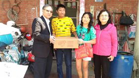 台南民政局長顏振標訪視高風險家庭台南市政府民政局長顏振標（左1）29日出席關廟區公所舉辦的年終關懷活動，前往高風險家庭訪視並贈送愛心年菜。（台南市民政局提供）中央社記者楊思瑞台南傳真　108年1月29日