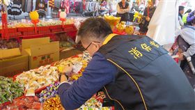中市府稽查年貨大街　商品標示不足要求改善春節前年貨大街陸續開張，台中市法制局消保官等單位29日下午到天津年貨大街展開聯合稽查，發現有進口糖果沒有中文標示，還有應冷藏的商品放在常溫攤位上，當場要求改善。（台中市政府提供）中央社記者郝雪卿傳真　108年1月29日