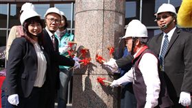 活化中興新村開工　整修廳舍供水保地礦署進駐農委會水土保持局第二辦公大樓、原人事行政總處的中興新村兩棟建築內部整修29日開工，未來將由環境資源部水土保持及地質礦產署進駐辦公，民進黨立委蔡培慧（前左）等人出席，持金槌輕敲柱子象徵開工。中央社記者蕭博陽南投攝　108年1月29日