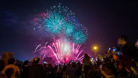 七堵煙火嘉年華　2/16燦爛登場七堵煙火嘉年華2月16日將在基隆市崇孝街公車停車場登場，市府指出，晚間9時30分將在俊德吊橋上游水防道路（基隆河右岸）施放6分鐘煙火秀，歡迎民眾前往共襄盛舉。（基隆市政府提供）中央社記者王朝鈺傳真　108年1月29日