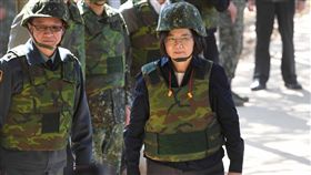 蔡總統視導成功嶺營區（1）總統蔡英文（前右）29日赴台中成功嶺營區，頭戴鋼盔、身穿防彈背心，視導新兵實彈射擊訓練。中央社記者王飛華攝  108年1月29日