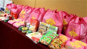 新北春節提供2000份平安袋物資包新北市政府社會局29日表示，春節有2000份平安袋物資包，分散在160個警察派出所與衛福部台北醫院、元亨寺台北講堂等據點，提供給有需求的民眾索取。（新北市府提供）中央社記者黃旭昇新北傳真　108年1月29日