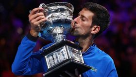▲喬科維奇第7度親吻澳網冠軍金盃。（圖／翻攝自喬科維奇IG）