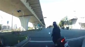 草叢撿到行車紀錄器　驚見騎士遭撞飛