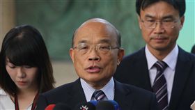 民調滿意度3成  蘇揆盼開低走高根據美麗島電子報最新民調顯示，行政院長蘇貞昌就任以來，整體施政滿意度30.6％。對此行政院長蘇貞昌（中）30日在農委會出席十大神農頒獎典禮前受訪表示，「做行政院長沒有民調高的」，也希望這只是一個開始，未來的民調可以「開低走高」，只能更努力。中央社記者徐肇昌攝  108年1月30日