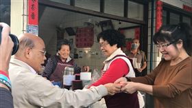 行政院長蘇貞昌昨天回到屏東出席活動，並到老家巷子口的肉圓店發紅包，道聲新年快樂。（圖／翻攝蘇貞昌臉書）
