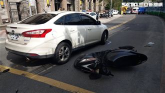 騎士自摔停車場前　男未注意不慎輾過