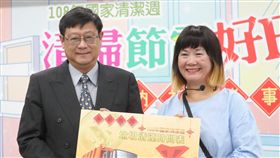 環保署宣導清潔節電小技巧配合國家清潔週，行政院環境保護署29日在台北舉辦記者會，環保署長張子敬（左）與家事達人楊賢英（右）一同宣導環境清掃、居家清潔與節電小技巧，除舊布新過好年。中央社記者裴禛攝　108年1月29日