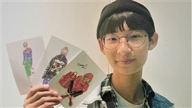 用推廣教育探索興趣　高職生學插畫找到職涯方向高職學生鄭軒辰從國中開始參加大學推廣教育的插畫課，確認自己對設計的喜愛，他還把作品印成明信片販售，未來更希望往平面設計或服裝設計發展。（文大推廣部提供）中央社記者許秩維傳真　108年1月29日