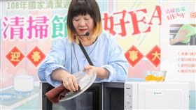 除舊布新　家事達人教清潔撇步（1）環保署配合國家清潔週，29日在台北舉辦記者會，邀請家事達人楊賢英（圖）示範環境清掃、居家清潔與節電小撇步，將橘子皮放入裝水的碗中微波，以抹布沾橘皮水擦拭髒污，可避免清潔劑殘留在微波爐內。中央社記者裴禛攝　108年1月29日