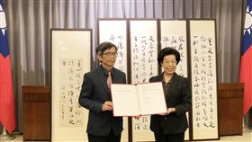 史博館長期借展  于右任墨寶再現監察院監察院長張博雅（右）與史博館館長廖新田30日舉行書法名家、前監察院長于右任墨寶借展品點交儀式。中央社記者王承中攝  108年1月30日