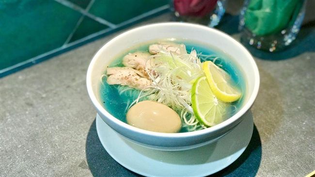 藍色雞湯拉麵超夢幻　網：比日本好吃
