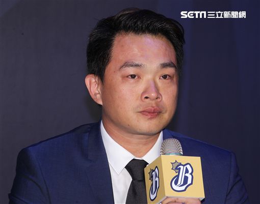 中職傳奇球星中信兄弟「恰恰」彭政閔紅了眼眶宣布這季打完引退。（記者邱榮吉/攝影）