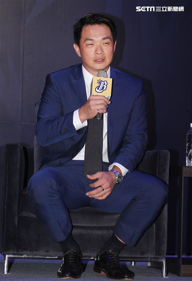 中職傳奇球星中信兄弟「恰恰」彭政閔紅了眼眶宣布這季打完引退。（記者邱榮吉/攝影）