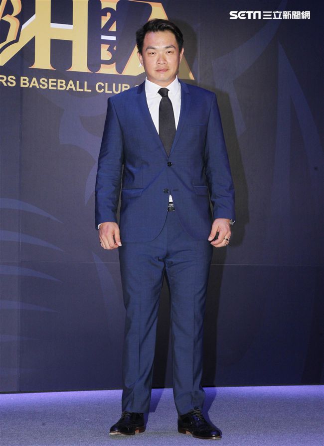 中職傳奇球星中信兄弟「恰恰」彭政閔紅了眼眶宣布這季打完引退。（記者邱榮吉/攝影）