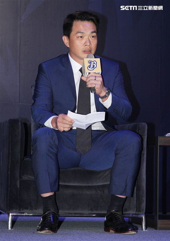 中職傳奇球星中信兄弟「恰恰」彭政閔紅了眼眶宣布這季打完引退。（記者邱榮吉/攝影）