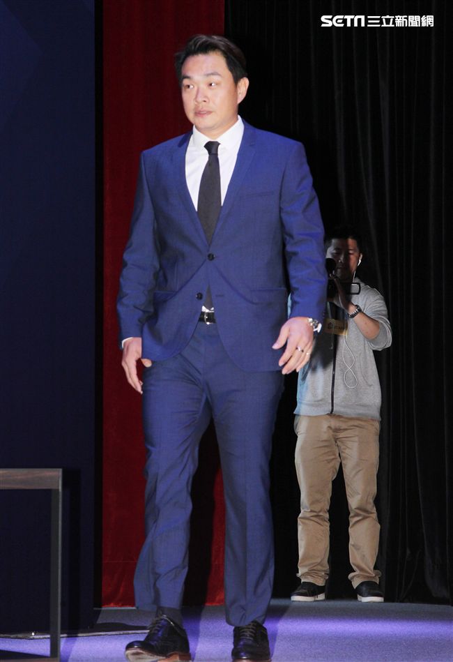 中職傳奇球星中信兄弟「恰恰」彭政閔紅了眼眶宣布這季打完引退。（記者邱榮吉/攝影）