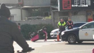 會車不慎釀禍！機車摔成「立筊」奇景